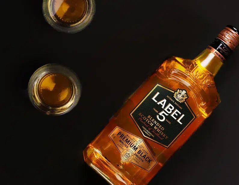 Bouteille premium black lifestyle 1 avec 2 verres