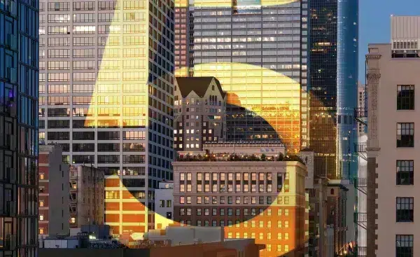 Un 5 apparaissant en jaune sur des buildings gris