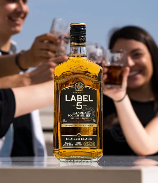 Bouteille Classic Back avec des personnes se versant un verre