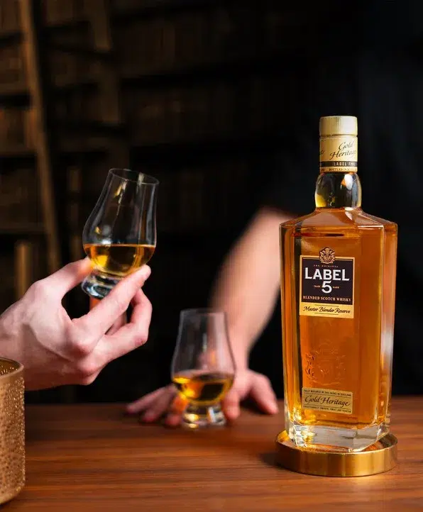 Whisky LABEL 5 Gold Heritage neat. Glasses